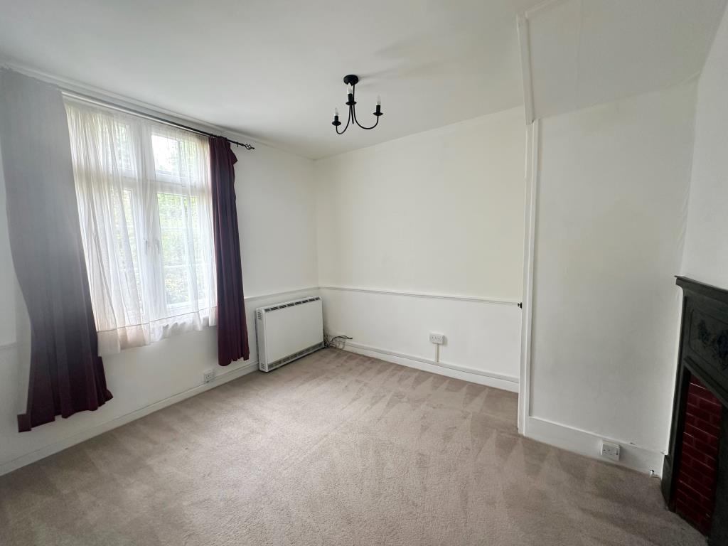 Lot: 163 - PERIOD VILLAGE PROPERTY ARRANGED AS TWO FLATS WITH POTENTIAL - Ground floor flat bedroom